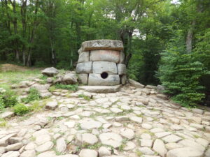 Дольмен на реке Жане, Геленджикский район